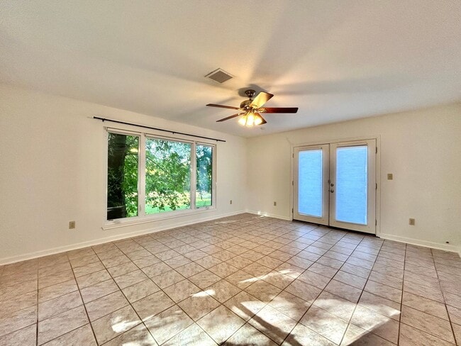 Building Photo - Spacious 4/BR 3.5/BA Two-Story Home with P...