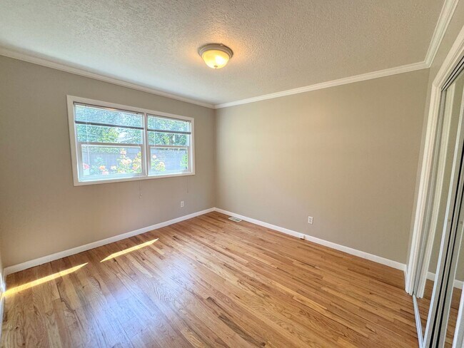 Building Photo - Gardener's Delight 4 Bed, 2.5 Bath House w...