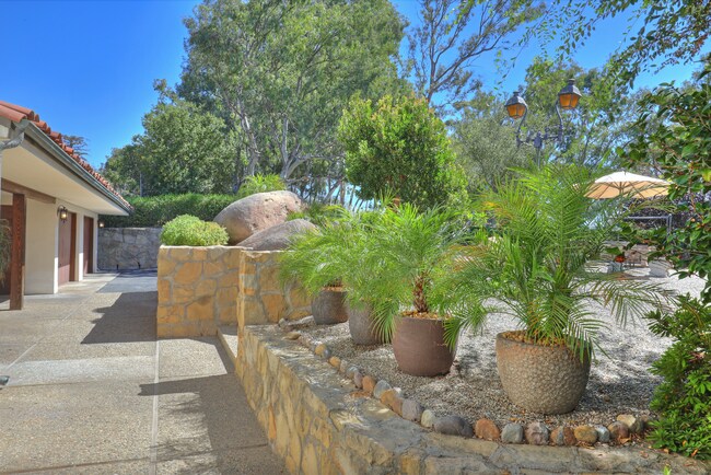 Building Photo - Breathtaking Private Estate