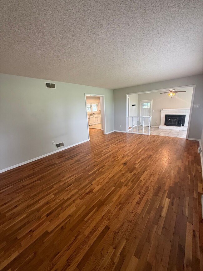 Building Photo - Charming 3-Bedroom, 3-Bathroom Farmhouse outside of Sturgeon MO - just 15 minutes from Columbia!