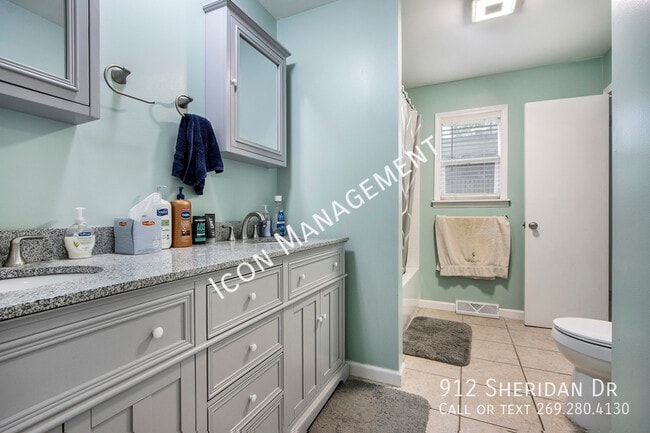 Building Photo - 912 Sheridan Dr