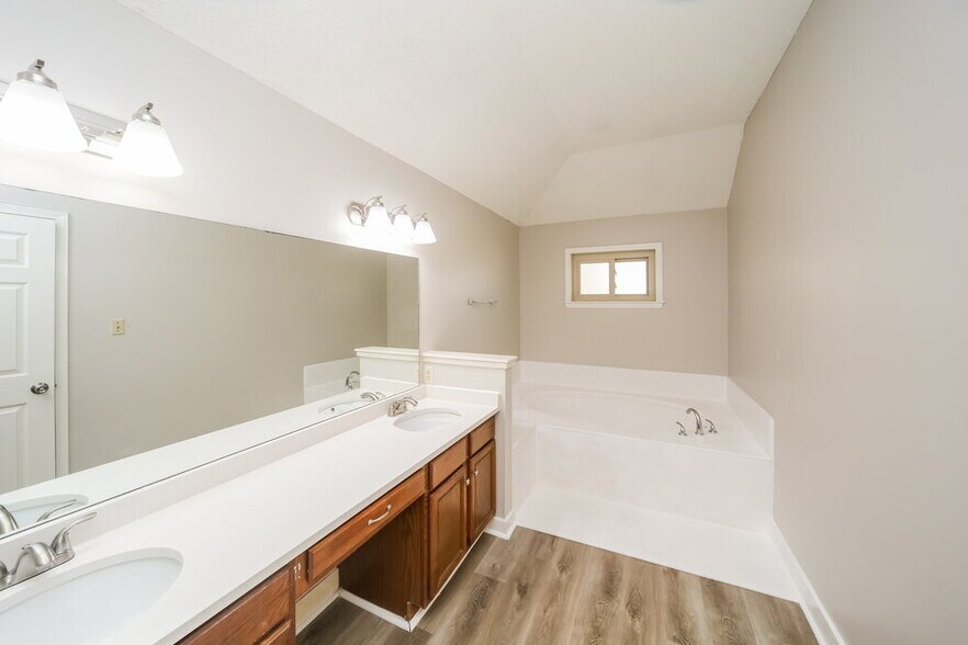 Building Photo - 7920 Wentworth Dr