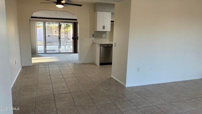 Building Photo - 9719 W Rolling Hills Dr