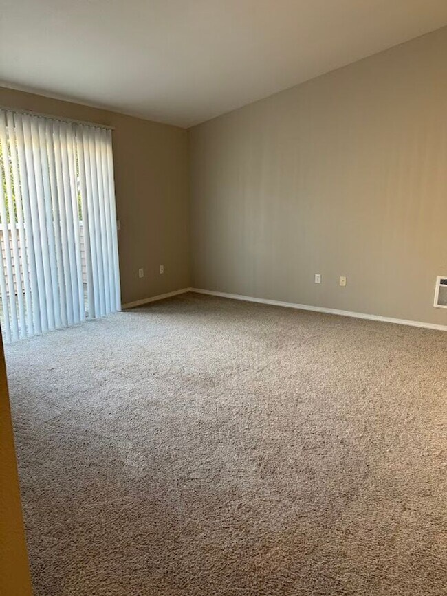 Building Photo - Life Just Got Better Come See For Yourself At Powell Court Apartments!!