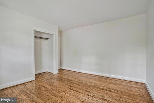 Building Photo - 8205 Robin Hood Ct
