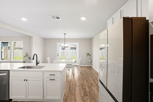 Building Photo - Like new, Move in Ready.