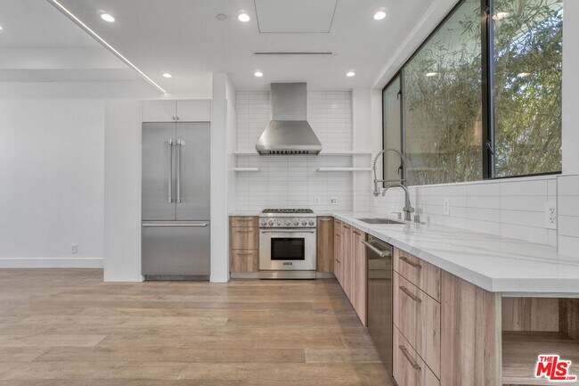 Building Photo - 1445 1/4 N Martel Ave