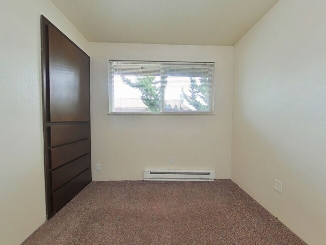 Building Photo - 2 Bedroom Apartment ~ Close to 9th Street ~ Small Pet Friendly