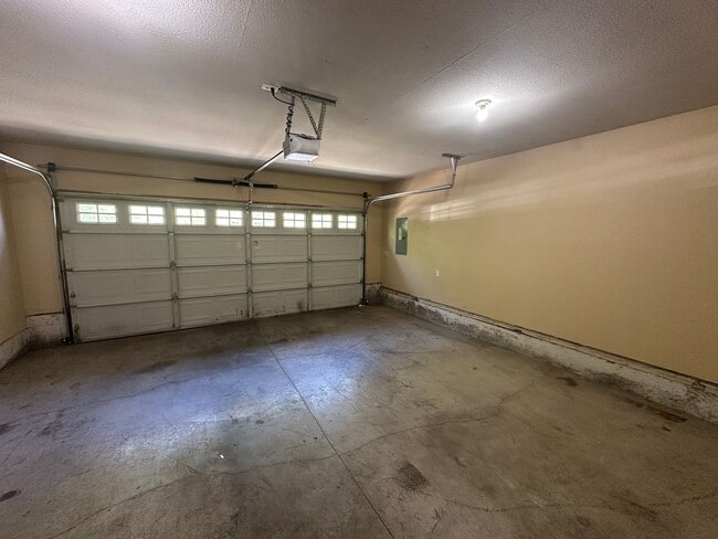 Building Photo - Three Bedroom Two Bath Home