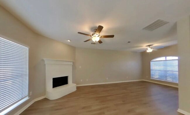 Building Photo - MOVE IN READY