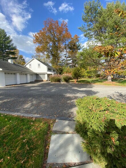 Building Photo - 421 Country Club Rd