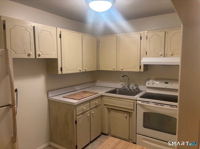 Building Photo - 637 Cove Rd