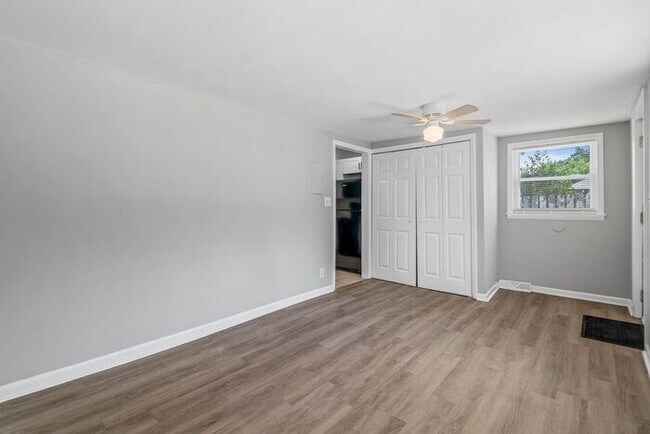 Building Photo - Updated Home with Hardwood Floors, LR & De...