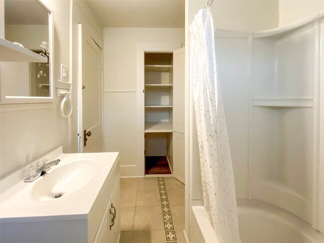 Building Photo - 7924 Ford St