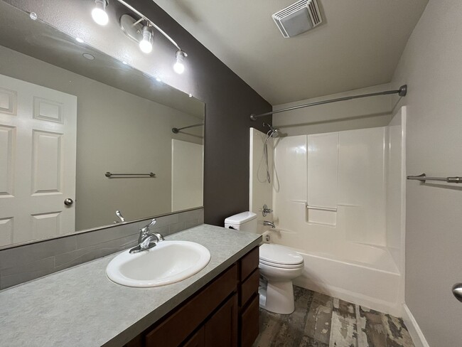 Building Photo - Incredible SE Hazelwood 2 Bedroom + 1 Bathroom Condo w/ included Garage and Washer & Dryer!!