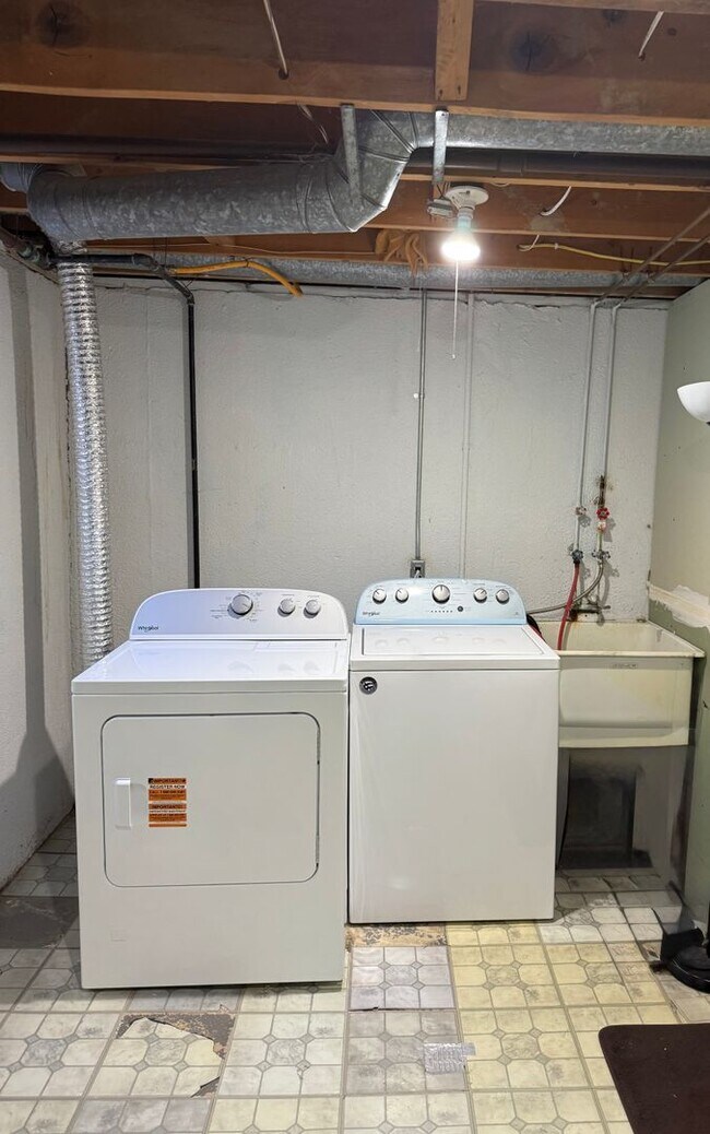 Building Photo - 1082 Greenhills Dr