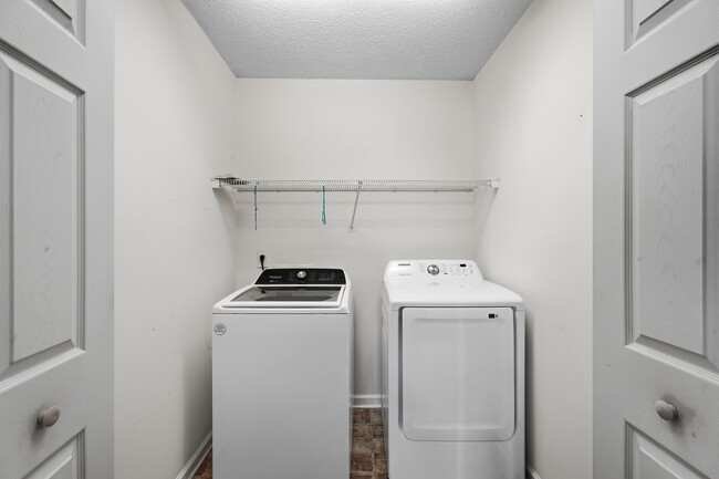 Building Photo - 202 Starcrest Dr