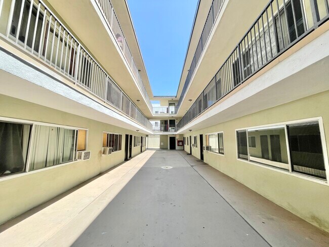 Building Photo - 916 Carondelet