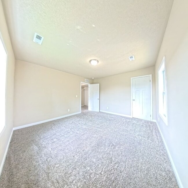 Building Photo - Updated 6 bedroom 2 bathroom home