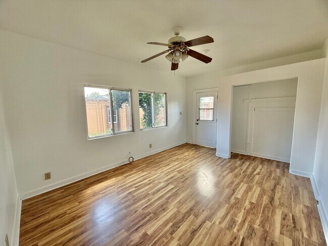 Building Photo - 3 Bedroom / 2 Bathroom Home with large yar...