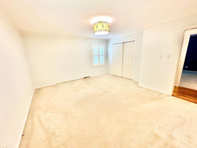 Building Photo - 621 Hanover Ct