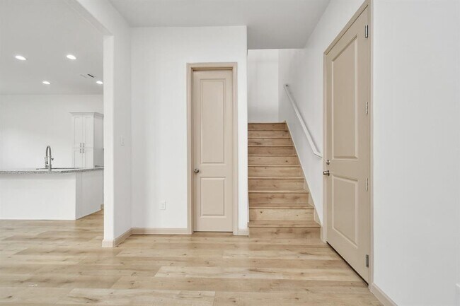 Building Photo - 2119 Esther Dr