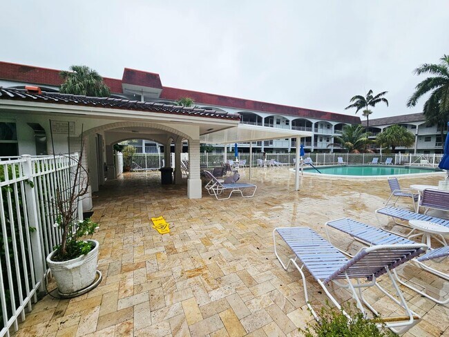 Building Photo - 501 Blue Heron Dr