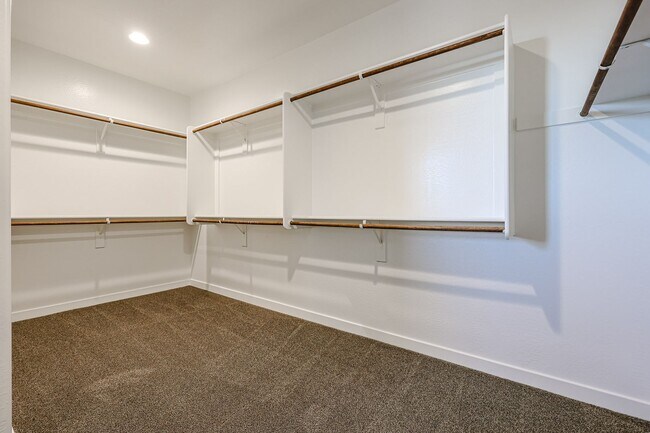 Building Photo - Available August 7th! Gated Community 4 Bedroom 3 Bathroom Home!