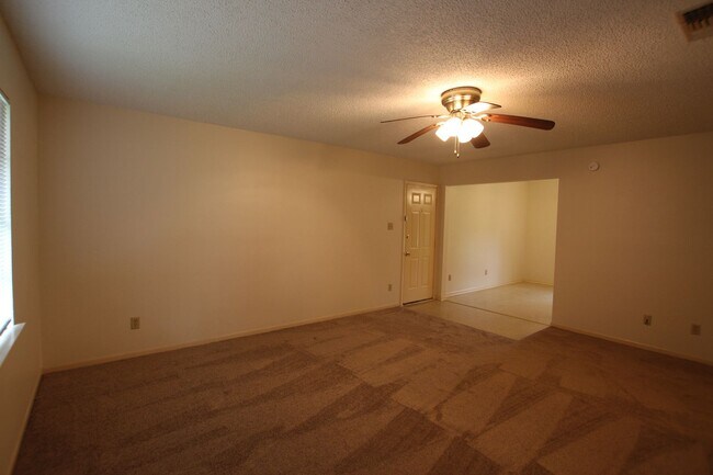 Building Photo - 12414 Cimmarron Dr