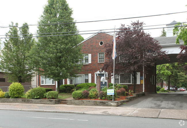 Burnside Avenue Apartments - Colonial Court