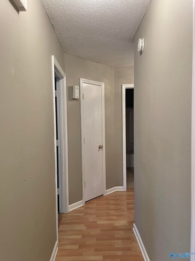 Building Photo - 105 Sugarwood Ct