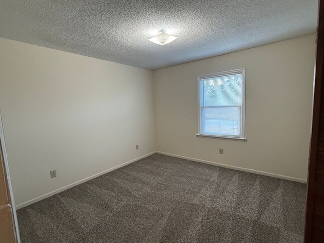 Building Photo - 2 Bedroom 1 Bathroom