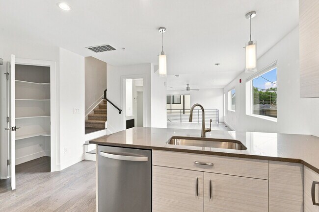 Building Photo - $3,640.95 with $300 Off the first month's rent, 2 Bed, 2.5 Bath Townhome in Denver with Rooftop P...