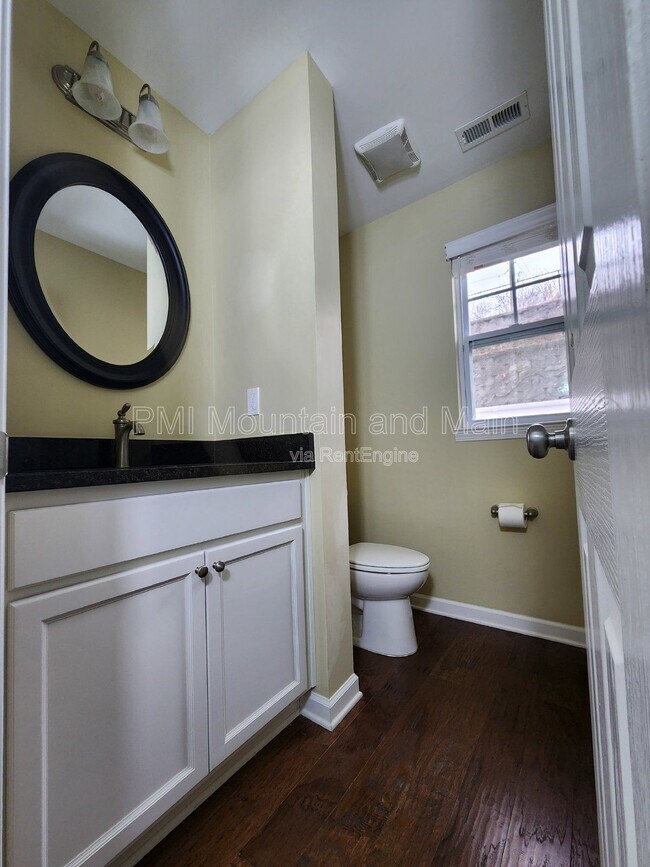 Building Photo - 19 Barnett Shoals Dr