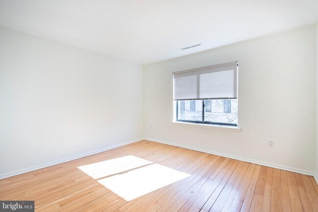 Building Photo - 327 Monroe St