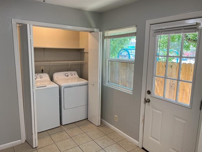 Building Photo - 9703 Roxanna Dr