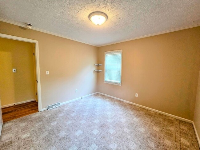 Building Photo - 3 Bedroom Brick Home