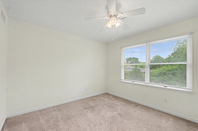 Building Photo - 6 Bedroom home with Fenced Yard - Available Now