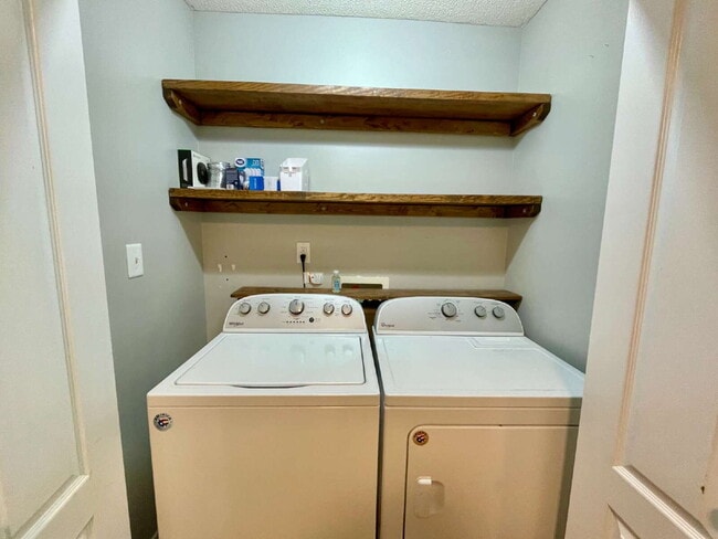 Building Photo - Charming 3-Bedroom Haven With 2 Full Baths...