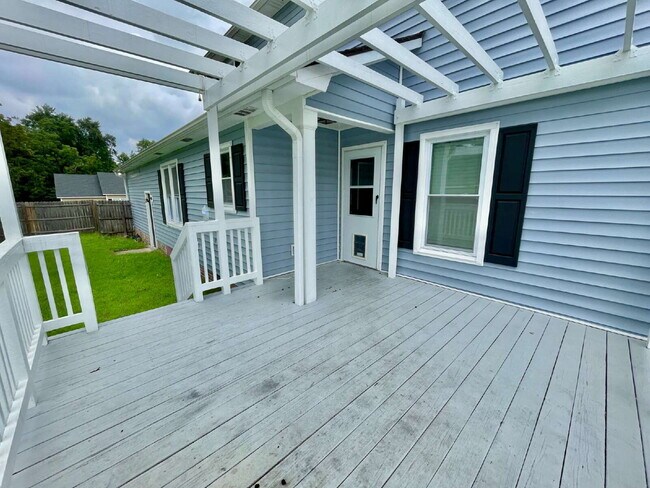 Building Photo - 3 Bed, 2 Bath Nest in Hope Mills