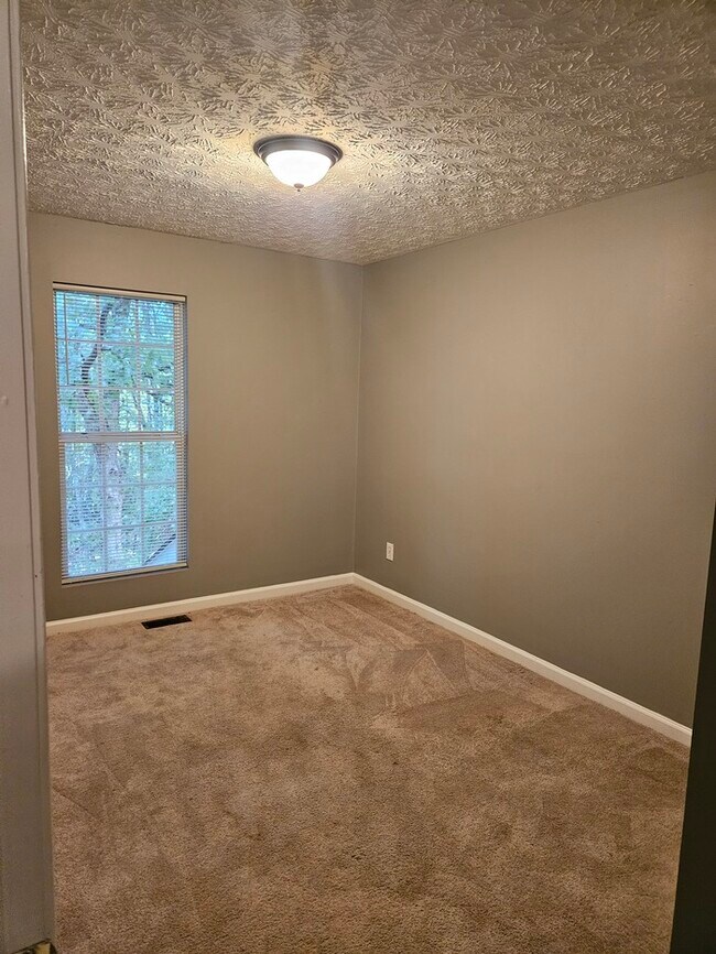 Building Photo - 3Bed 2.5 Town Home