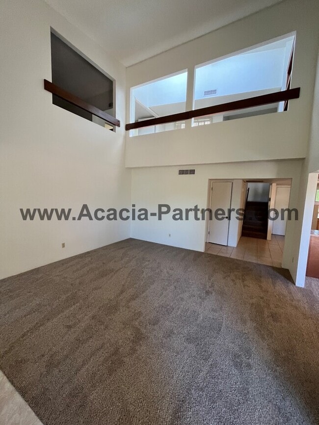 Building Photo - Large Three Bedroom Townhouse