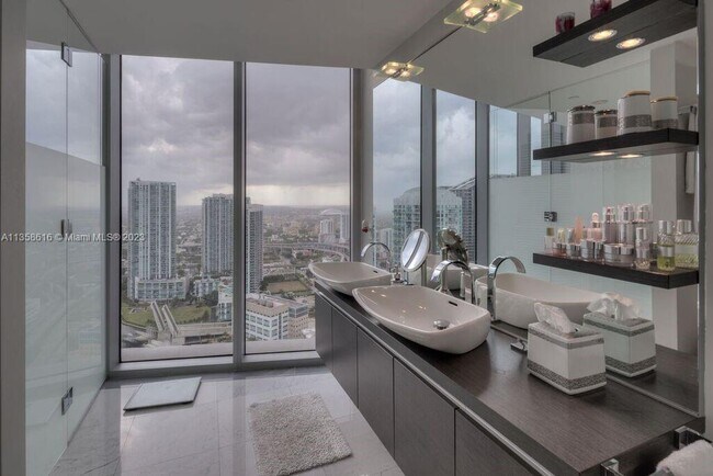 Building Photo - 200 Biscayne Blvd Way