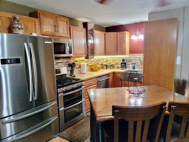 Building Photo - Perfect for a traveling nurse or other professional!  High end fully furnished 1bdrm, 1.5 bath un...