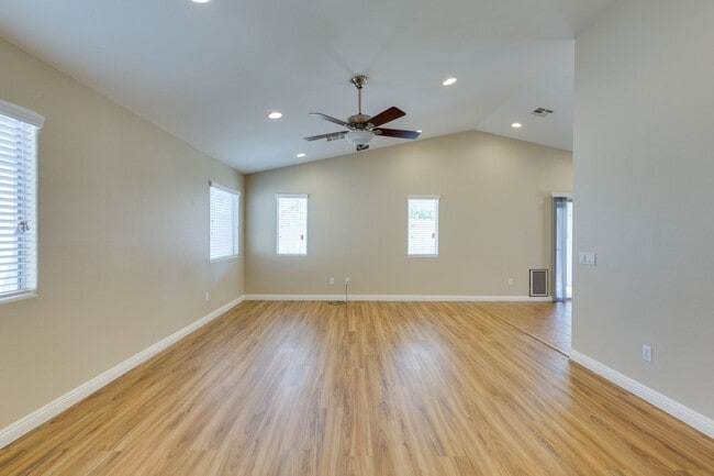 Building Photo - Single story 3 bedroom home in a lovely NW community