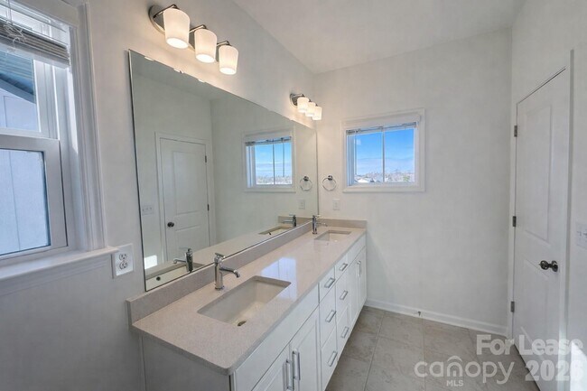 Building Photo - 9458 Senator Royall Dr