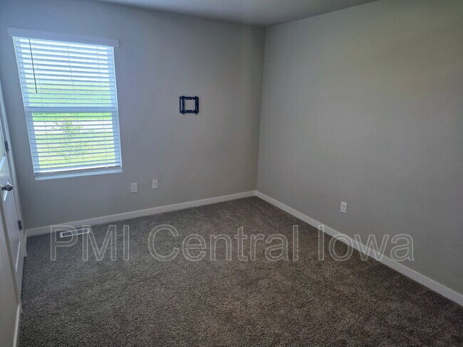 Building Photo - 1631 NE Crossing Oaks Ln