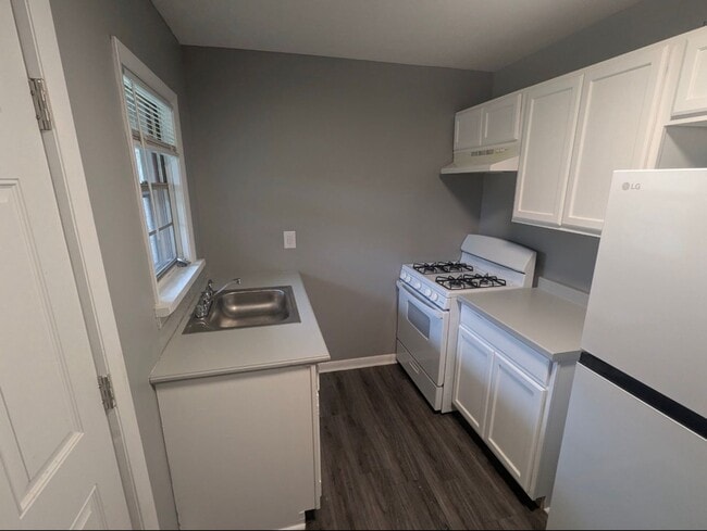 Building Photo - Beautifully updated 2 br duplex!