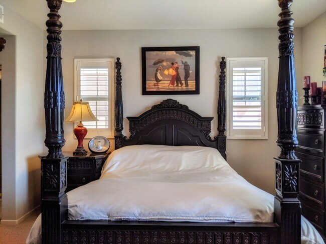 Building Photo - 4 Bedroom Townhome in the Promenade at Spectrum Community