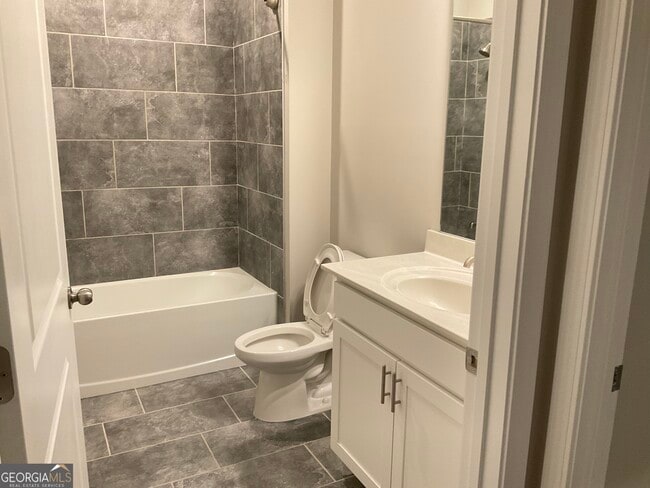 Building Photo - 495 Plainfield St